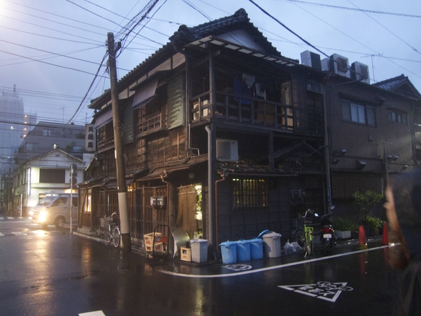An old wooden house that survived in modern Tokyo 