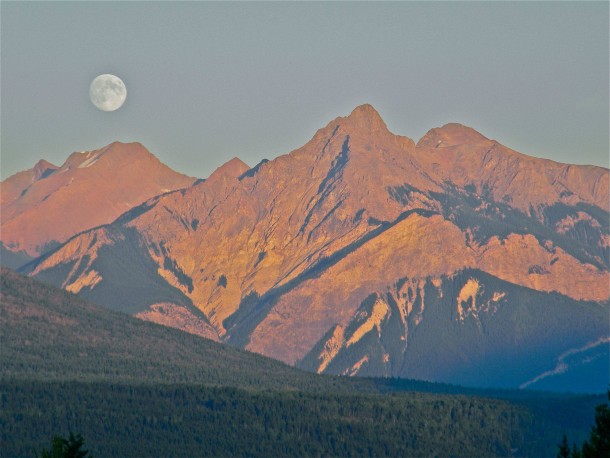 Moonrise over the Rocky Mountians 
