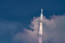  SpaceX Falcon Heavy pierces the clouds on its maiden flight album in comments