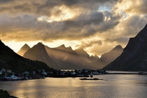 A dramatic sunset over the mountains surrounding Reine on Lofoten by photographer Cline Vanhaverbeke 