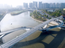 A new pedestrian bridge has opened in Chengdu China