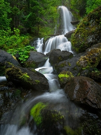 A small cascading waterfall in Washington 