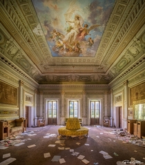 A true work of art on the ceiling - the definition of AbandonedPorn Italy 