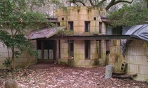 Abandoned Frank Lloyd Wright house George Lewis House Tallahassee FL 
