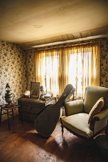 Abandoned home with vintage items