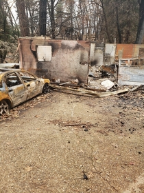Abandoned house and car after the Campfire x 
