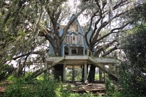 Abandoned tree house mansion in Florida by Drew Perlmutter 