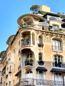 An Art Nouveau building facade in Paris 