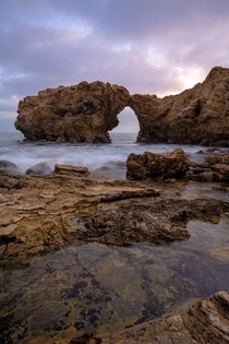 Arch Rock in Corona Del Mar CA looks like a chonker cat kissing a stretchy cat or two Iguanas I cant decide Beautiful spot nonetheless 