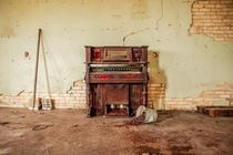 Beautifully forgotten piano in abandoned shop
