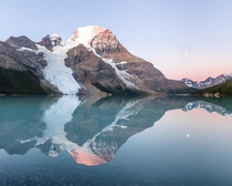 Berg Lake Trail backed by the tallest mountain in the Canadian Rockies Mount Robson This trail is kms one way 