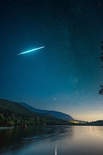 Caught this incredible exploding meteor when I went to Rattlesnake Lake in Washington USA last weekend Zoom in to see the exact moment it explodes in two 
