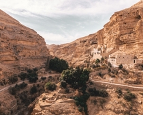 Cliff-hanging monastery 