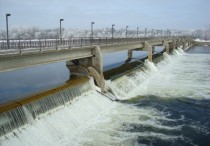 Coon Rapids-Mississippi River Dam open in winter cold 