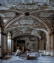 Detroit heyday architecture in a now abandoned hotel 
