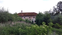 Found this abandoned building in the middle of nowhere while geocaching 