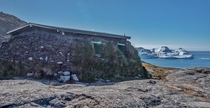 Found this pretty cool overgrown hut during a hike in Ilulissat Greenland 