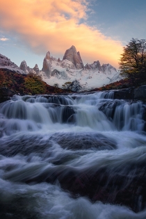 Froze my feet off while enjoying this sunrise with the incredible Fitz Roy in Patagonia OC  ross_schram