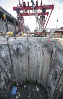 Giant crane to lift  million pound tunnel drill Bertha in Seattle 