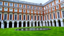 Hampton Court Palace   x 