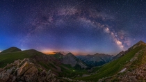 I went on A sunset hike to A ft pass near Aspen Colorado to capture the stars and the mountains during twilight 
