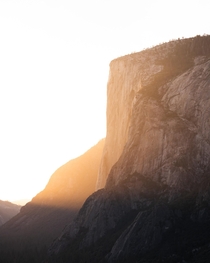 Light rays hitting El Capitan during the Fire Falls light window  Sadly horse tail falls are dry this year oc  jakob_lr