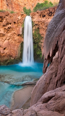 Located at the bottom of the Grand Canton in Arizona is this amazing waterfall cascading into a turquoise pool - getting there was not easy as the waterfalls and the nearby town of Supai are accessible only by foot or helicopter 