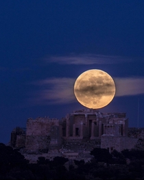 Moon over Greek temple Credit Muhammed Muheisen