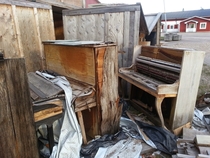 Moving company in Gvle dumping crates full unwanted pianos in their backyard 