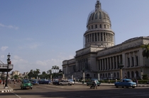 Relic of a bygone era Havanas Capitolio surrounded by antique cars 
