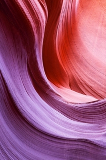 Sandstone curves in Lower Antelope Canyon 