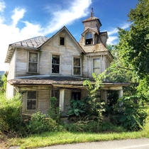 Simply stunning abandoned home in Thompsontown Pennsylvania