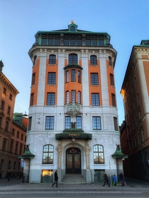 Skeppsbron  Old Town - Stockholm The design is in new baroque with rounded corners and a two-storey cage language supported by a shipwreck sculpted in sandstone The facade is designed in finely carved sandstone whose high pilasters enhance the height effe