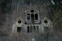 Spooky house extraordinaire I have no info so if anyone else has please indulge
