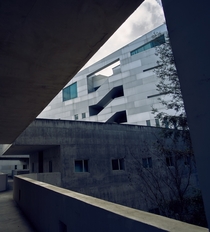 the brutalist design of the UC-Davis Social Sciences and Humanities Building 