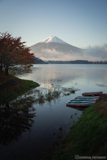 The calm of a morning in front of Mount Fuji Kawaguchiko  - Instagram  robinsan_photography