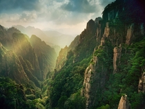 The Huangshan mountains of China  by Suchet Suwanmongkol x-post rChinaPics