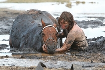 The incredible story of one womans loyalty to her horse  she spent three hours holding its head above the tide after it got stuck in the mud on a beach in Australia