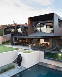 The Kloof Road House Design by Nico van der Meulen