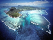 The Underwater Waterfall Illusion at Mauritius Island 